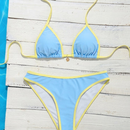 Bikini de mujer con top de triángulo azul claro y braguita de tiro bajo.