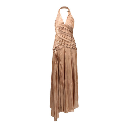 Vestido con escote halter de chifón color champán