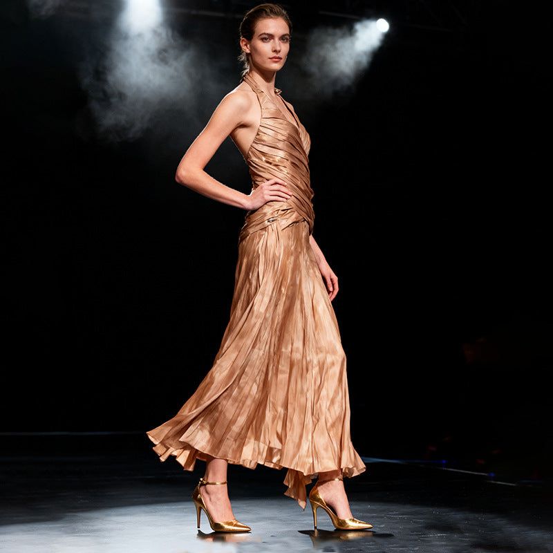 Vestido con escote halter de chifón color champán