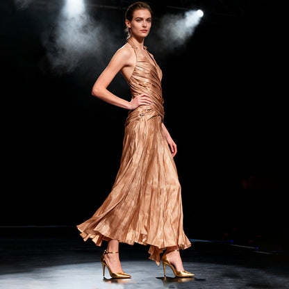 Vestido con escote halter de chifón color champán