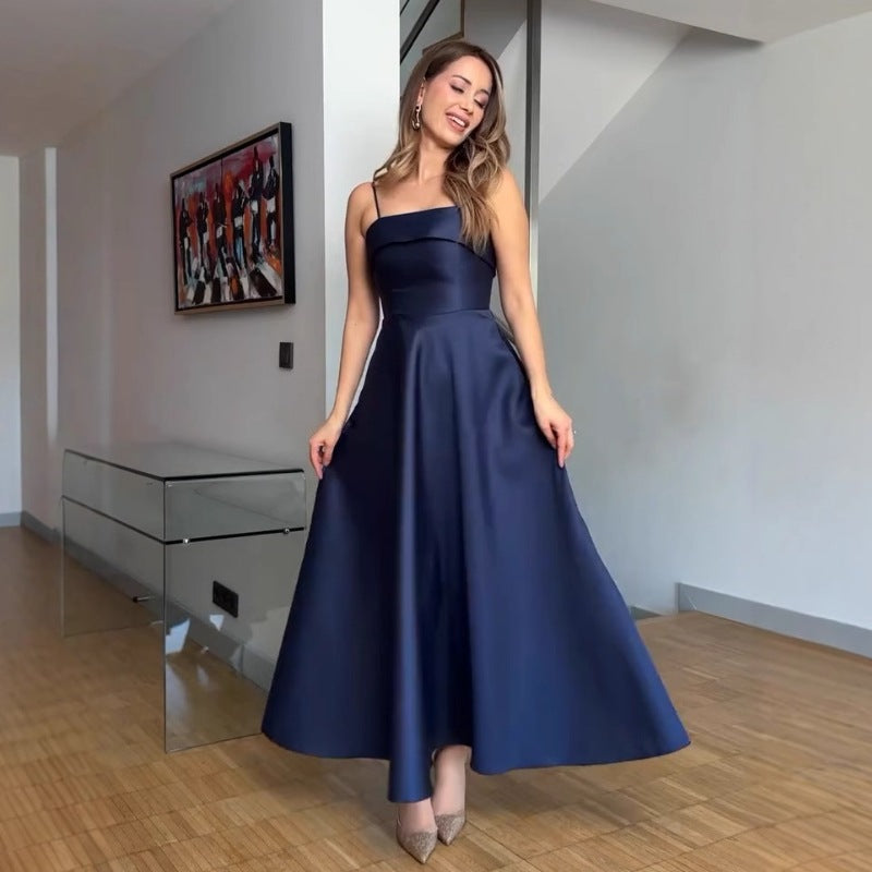 Vestido de noche de raso con tirantes