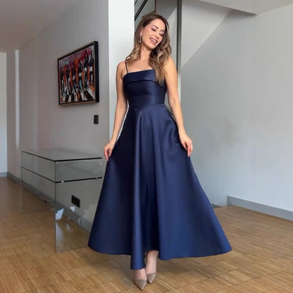 Vestido de noche de raso con tirantes