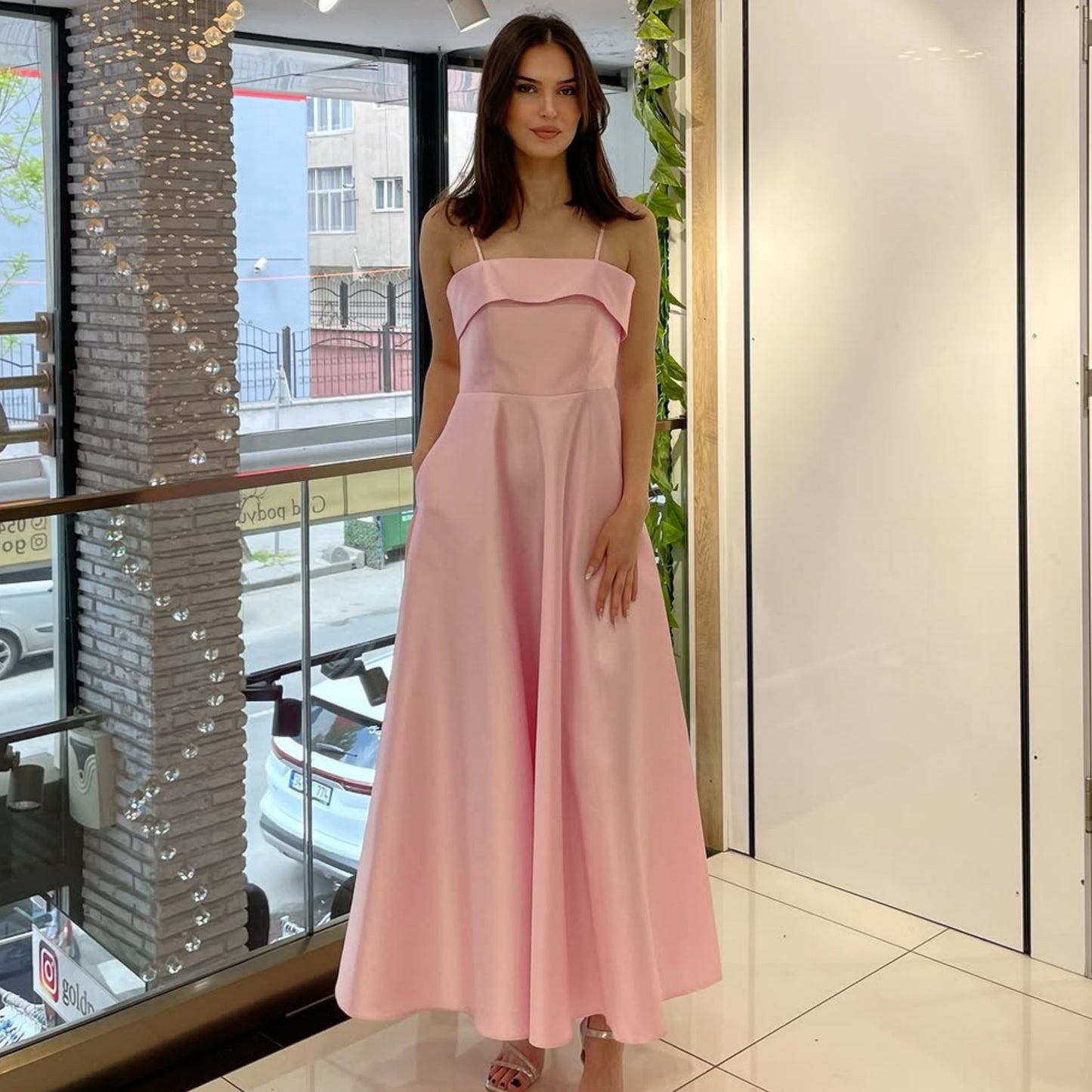 Vestido de noche de raso con tirantes