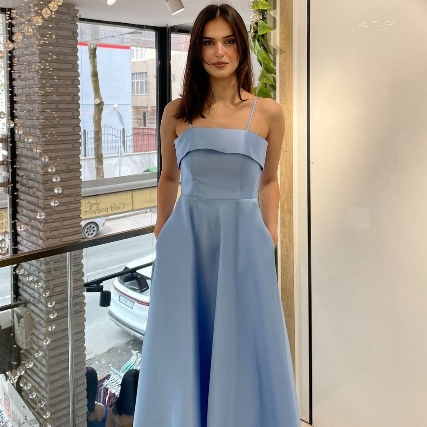 Vestido de noche de raso con tirantes