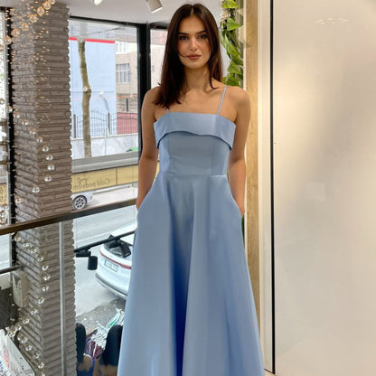Vestido de noche de raso con tirantes