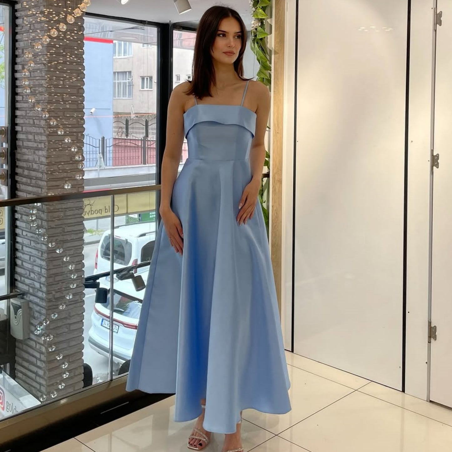 Vestido de noche de raso con tirantes