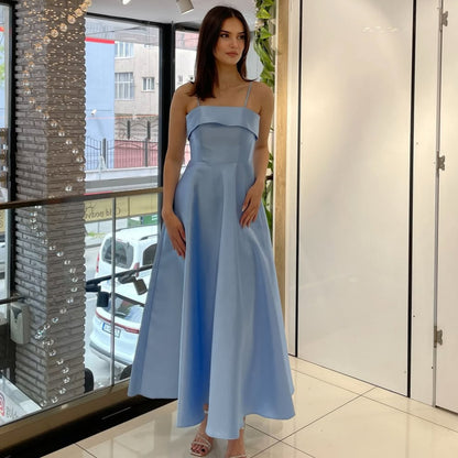Vestido de noche de raso con tirantes