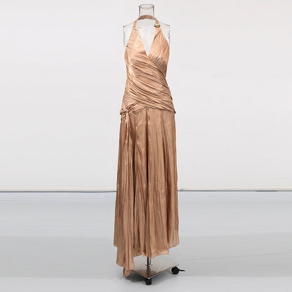 Vestido con escote halter de chifón color champán