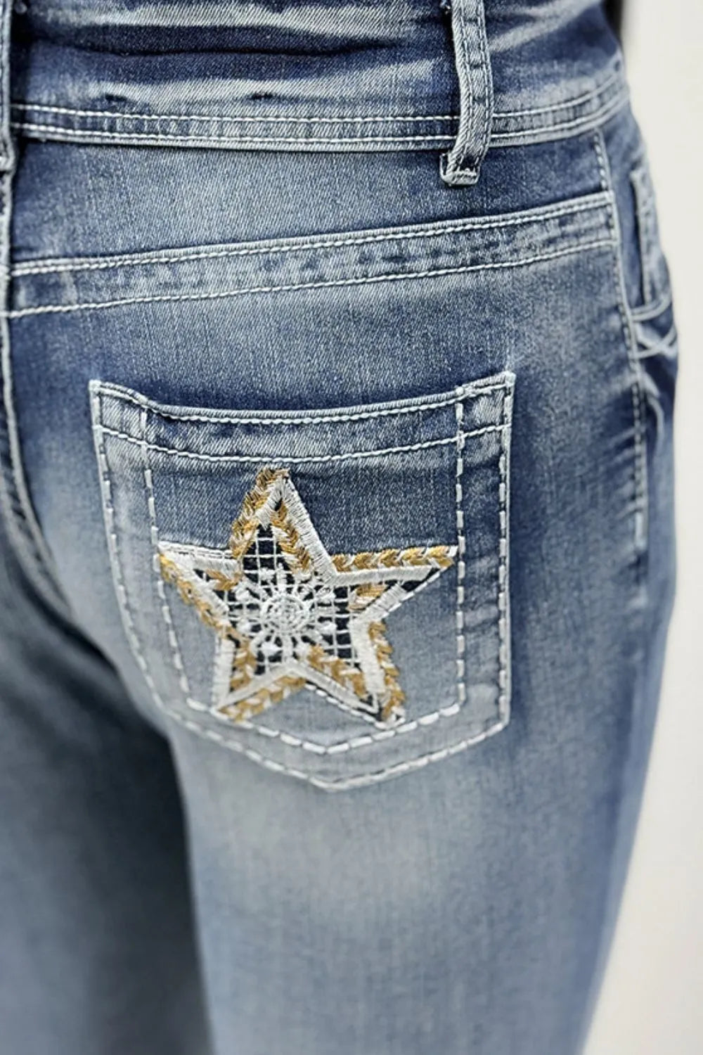 Vaqueros campana bordados con estrellas