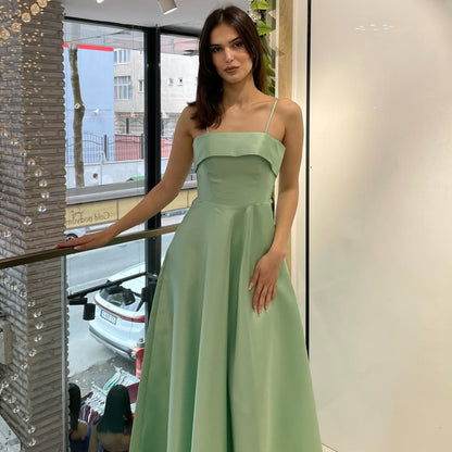 Vestido de noche de raso con tirantes