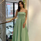 Vestido de noche de raso con tirantes