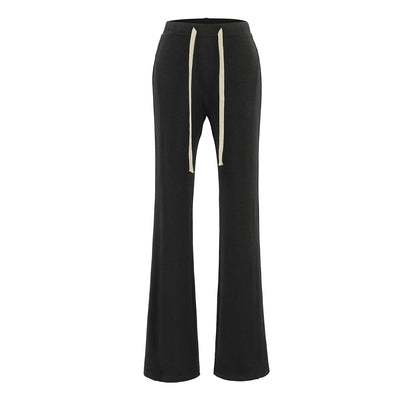 Pantalón de tiro bajo, ajustado, ligeramente acampanado