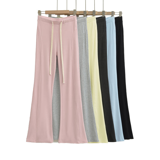 Pantalón de tiro bajo, ajustado, ligeramente acampanado